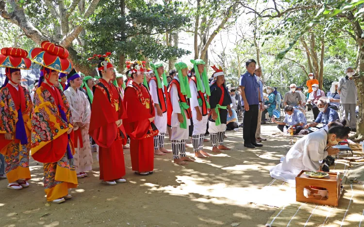 Pre-performance prayer by all performers